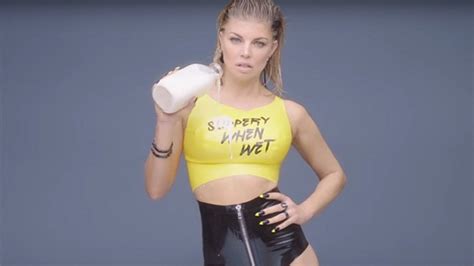 Fergie aparece nua em fotos para promover novo álbum solo